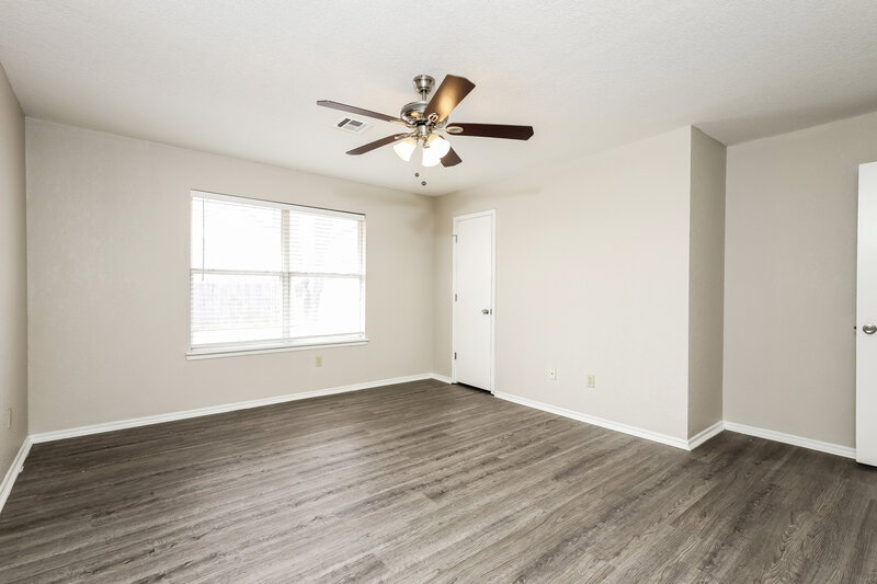 1,665/Mo, 205 Bradgate Dr Yukon, OK 73099 Main Bedroom View 2