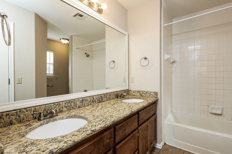 1,665/Mo, 205 Bradgate Dr Yukon, OK 73099 Main Bathroom View