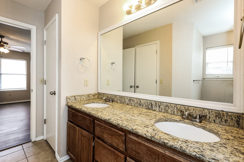 1,665/Mo, 205 Bradgate Dr Yukon, OK 73099 Bathroom View 2