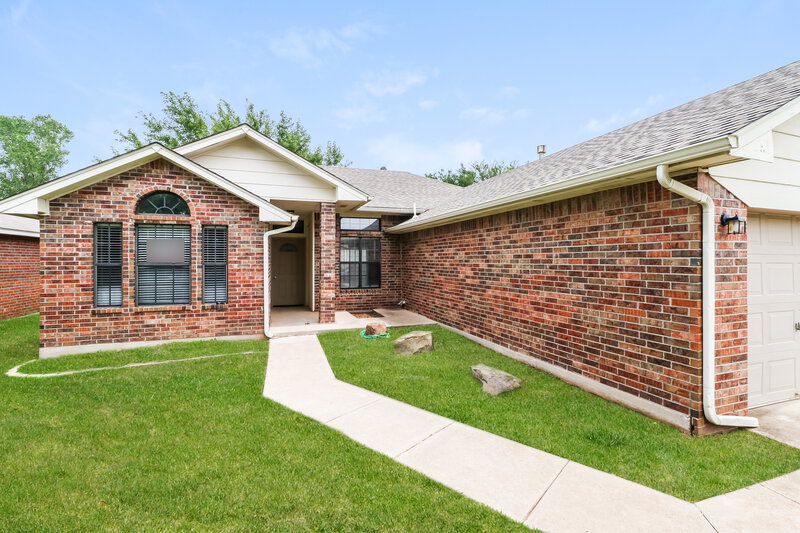 2,240/Mo, 324 Marrgate Dr Yukon, OK 73099 Front View 2