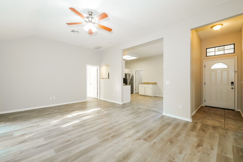 1,720/Mo, 324 Marrgate Dr Yukon, OK 73099 Living Room View 2