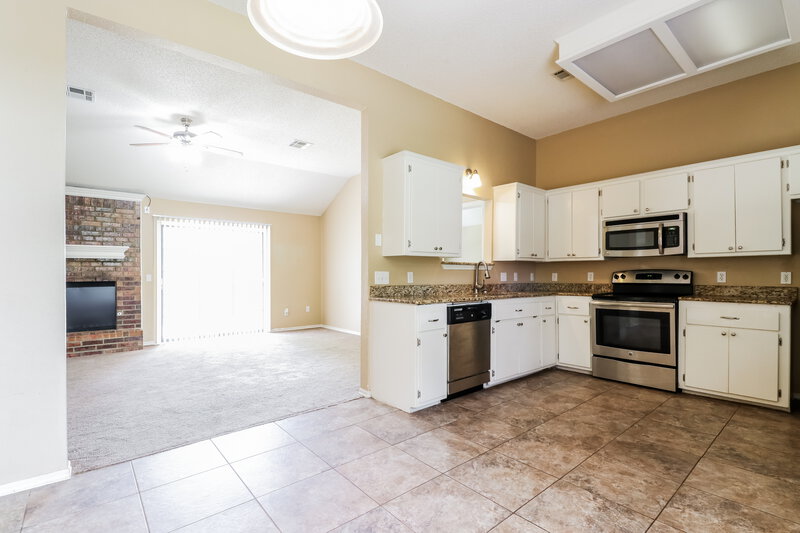 2,240/Mo, 324 Marrgate Dr Yukon, OK 73099 Kitchen View 2