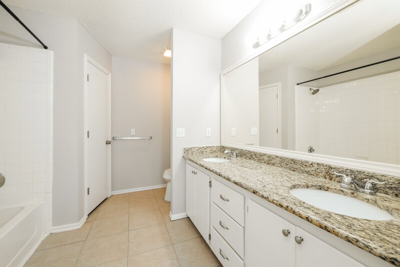 1,720/Mo, 324 Marrgate Dr Yukon, OK 73099 Main Bathroom View