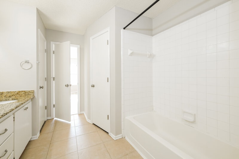 1,720/Mo, 324 Marrgate Dr Yukon, OK 73099 Main Bathroom View 2