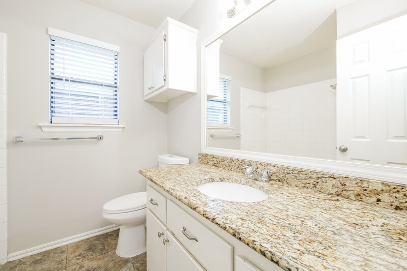 1,720/Mo, 324 Marrgate Dr Yukon, OK 73099 Bathroom View