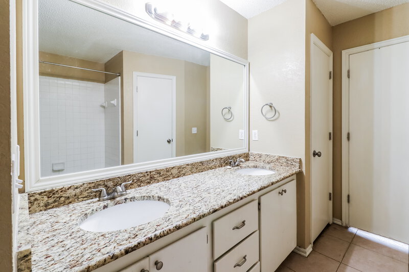 2,240/Mo, 324 Marrgate Dr Yukon, OK 73099 Main Bathroom View