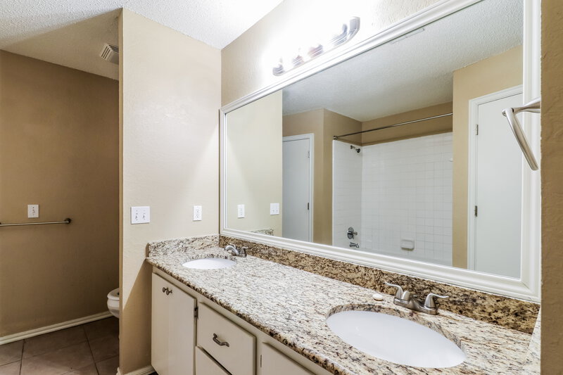 2,240/Mo, 324 Marrgate Dr Yukon, OK 73099 Main Bathroom View 2