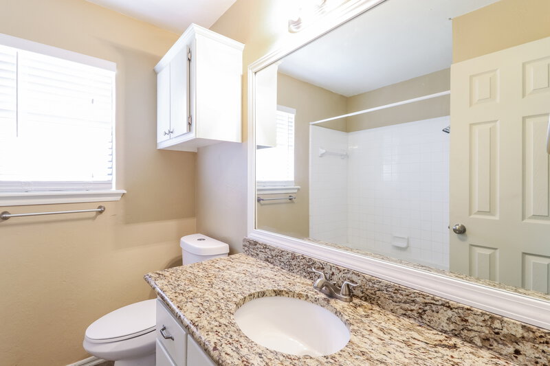 2,240/Mo, 324 Marrgate Dr Yukon, OK 73099 Bathroom View 2