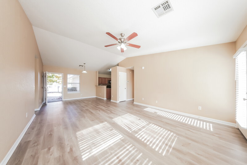 1,445/Mo, 10428 Bradford Way Yukon, OK 73099 Living Room View 2