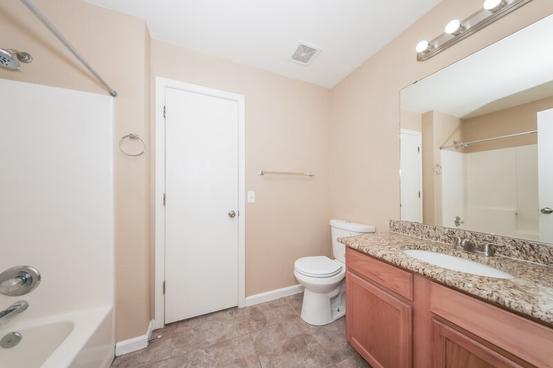 1,445/Mo, 10428 Bradford Way Yukon, OK 73099 Main Bathroom View