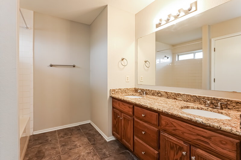2,920/Mo, 420 Marrgate Dr Yukon, OK 73099 Main Bathroom View