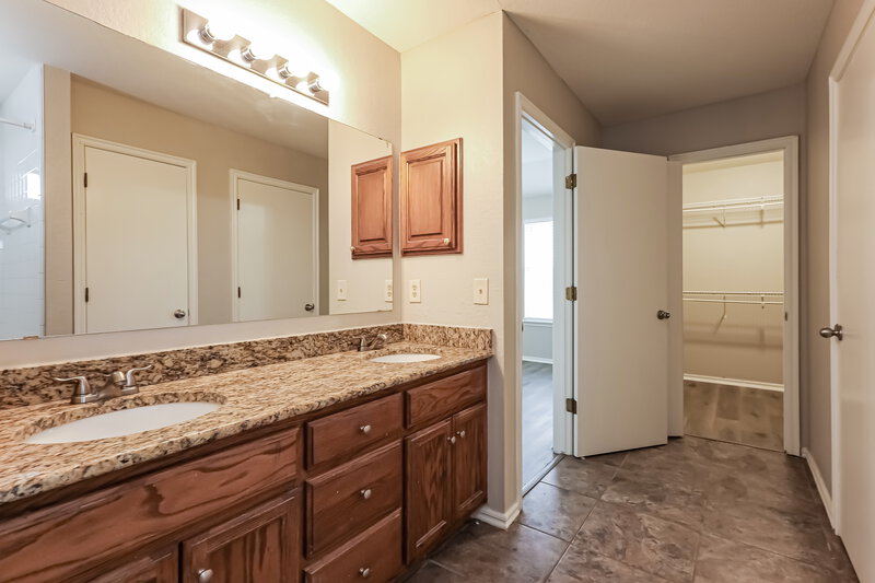 2,920/Mo, 420 Marrgate Dr Yukon, OK 73099 Main Bathroom View 2