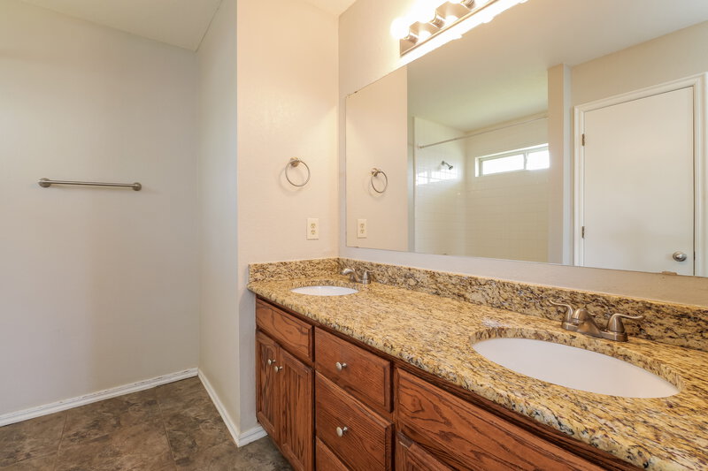 1,755/Mo, 420 Marrgate Dr Yukon, OK 73099 Main Bathroom View