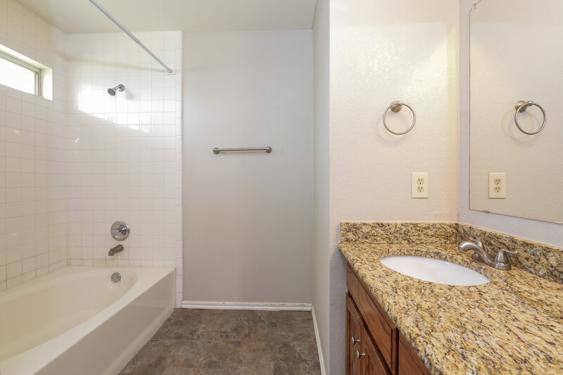 1,755/Mo, 420 Marrgate Dr Yukon, OK 73099 Main Bathroom View 2