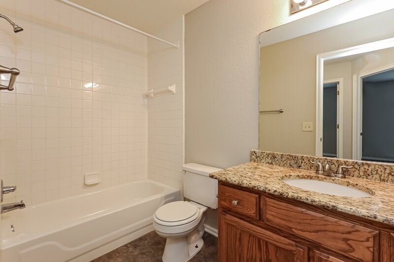 2,920/Mo, 420 Marrgate Dr Yukon, OK 73099 Bathroom View