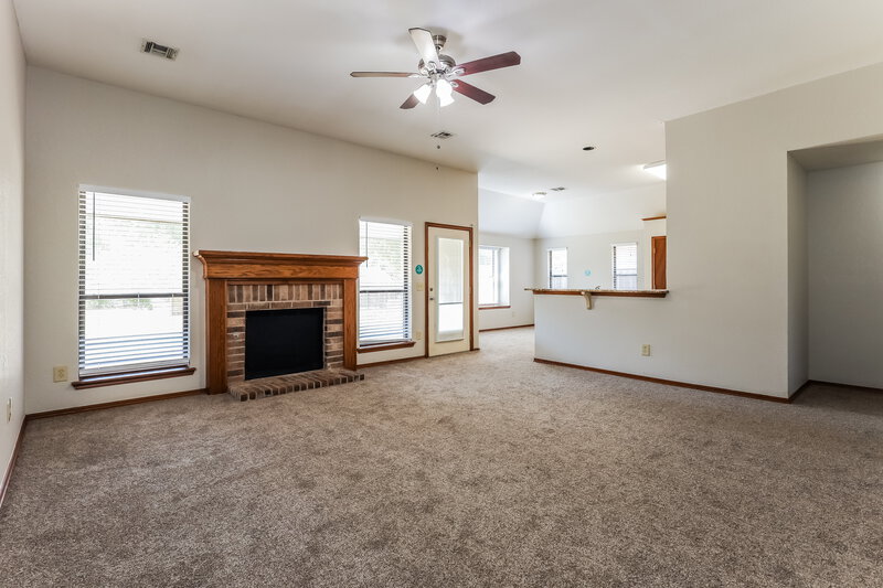 1,605/Mo, 12004 NW 6th St Yukon, OK 73099 Living Room View