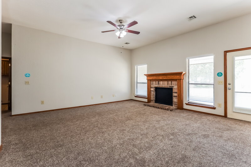 1,605/Mo, 12004 NW 6th St Yukon, OK 73099 Living Room View 2