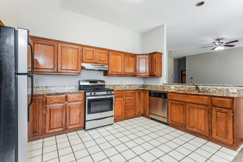 1,605/Mo, 12004 NW 6th St Yukon, OK 73099 Kitchen View 2