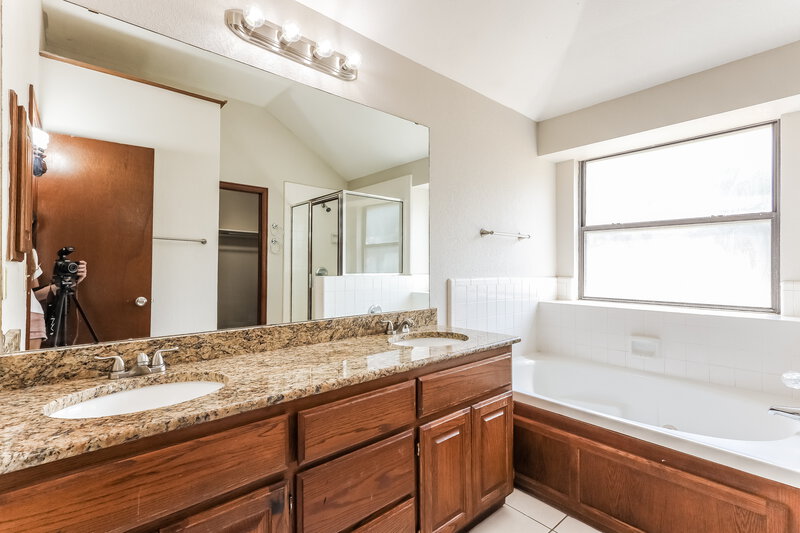 1,605/Mo, 12004 NW 6th St Yukon, OK 73099 Main Bathroom View