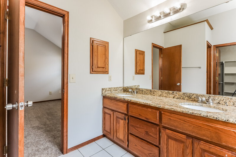 1,605/Mo, 12004 NW 6th St Yukon, OK 73099 Main Bathroom View 2