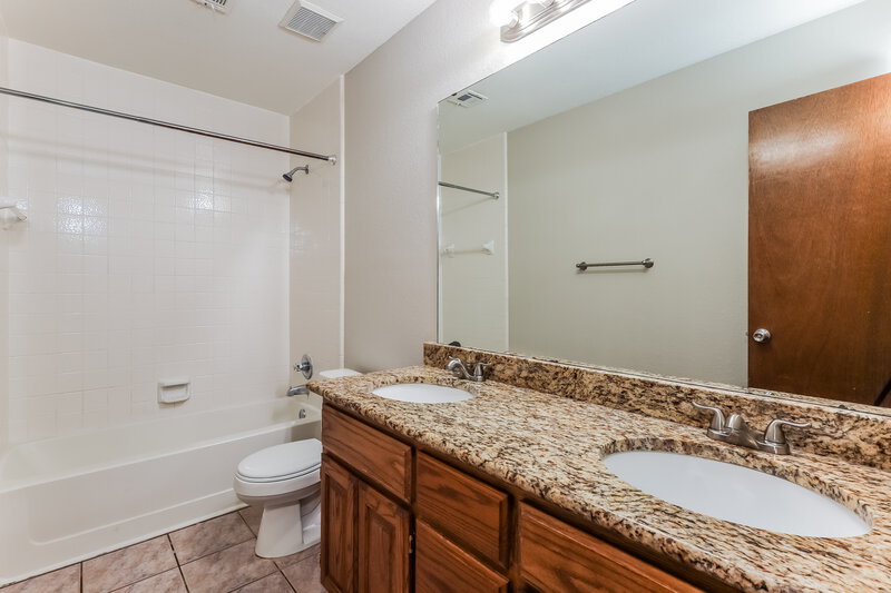 1,605/Mo, 12004 NW 6th St Yukon, OK 73099 Bathroom View