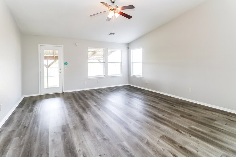 2,160/Mo, 1101 Edinburg Dr Yukon, OK 73099 Living Room View 2