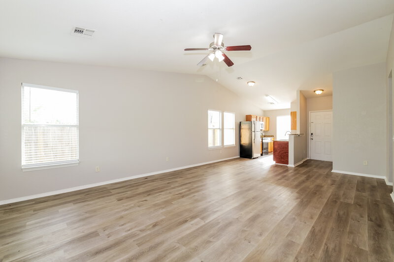 1,610/Mo, 1101 Edinburg Dr Yukon, OK 73099 Living Room View 2