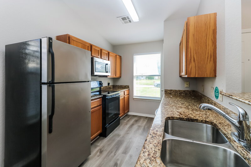 2,160/Mo, 1101 Edinburg Dr Yukon, OK 73099 Kitchen View