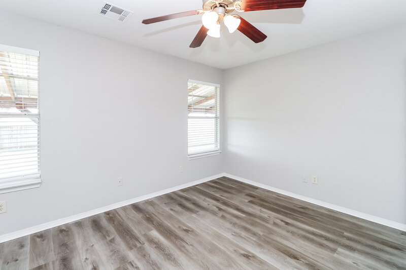 2,160/Mo, 1101 Edinburg Dr Yukon, OK 73099 Main Bedroom View 2