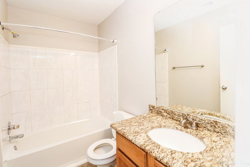 2,160/Mo, 1101 Edinburg Dr Yukon, OK 73099 Main Bathroom View