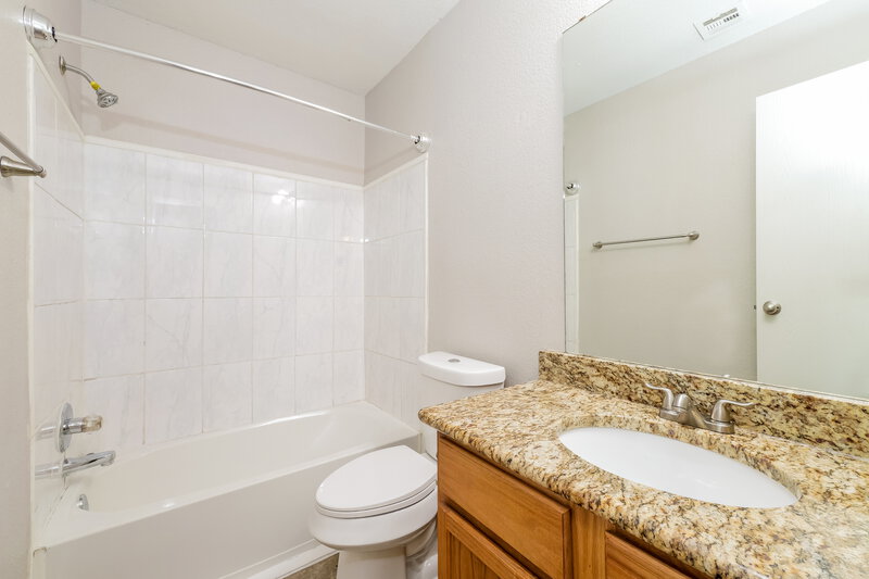 1,610/Mo, 1101 Edinburg Dr Yukon, OK 73099 Main Bathroom View
