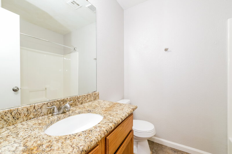 1,610/Mo, 1101 Edinburg Dr Yukon, OK 73099 Bathroom View 2