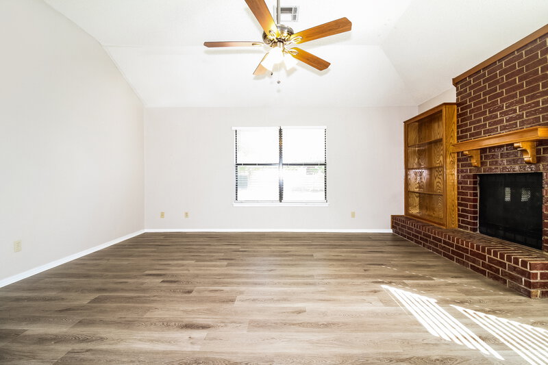 1,530/Mo, 12500 NW 3rd St Yukon, OK 73099 Living Room View
