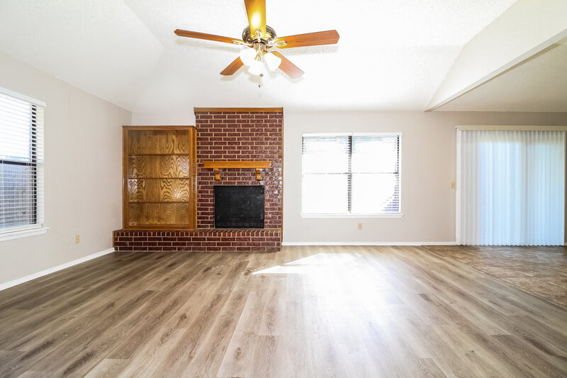 1,530/Mo, 12500 NW 3rd St Yukon, OK 73099 Living Room View 2