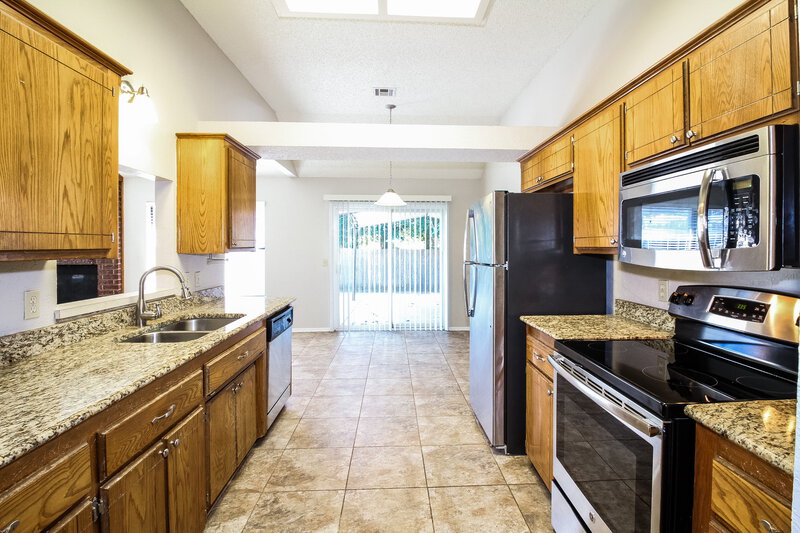 1,530/Mo, 12500 NW 3rd St Yukon, OK 73099 Kitchen View 2