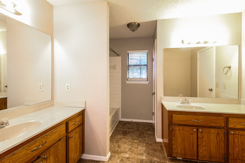 1,530/Mo, 12500 NW 3rd St Yukon, OK 73099 Main Bathroom View