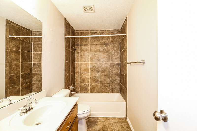 1,530/Mo, 12500 NW 3rd St Yukon, OK 73099 Main Bathroom View 2