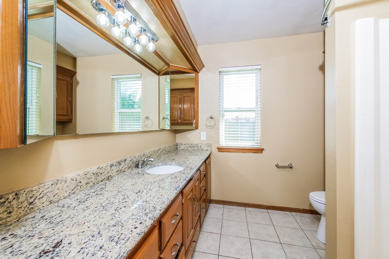 1,495/Mo, 1120 Shelly Rd Yukon, OK 73099 Main Bathroom View