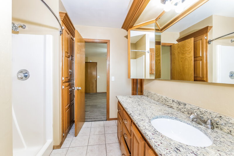 1,495/Mo, 1120 Shelly Rd Yukon, OK 73099 Main Bathroom View 2
