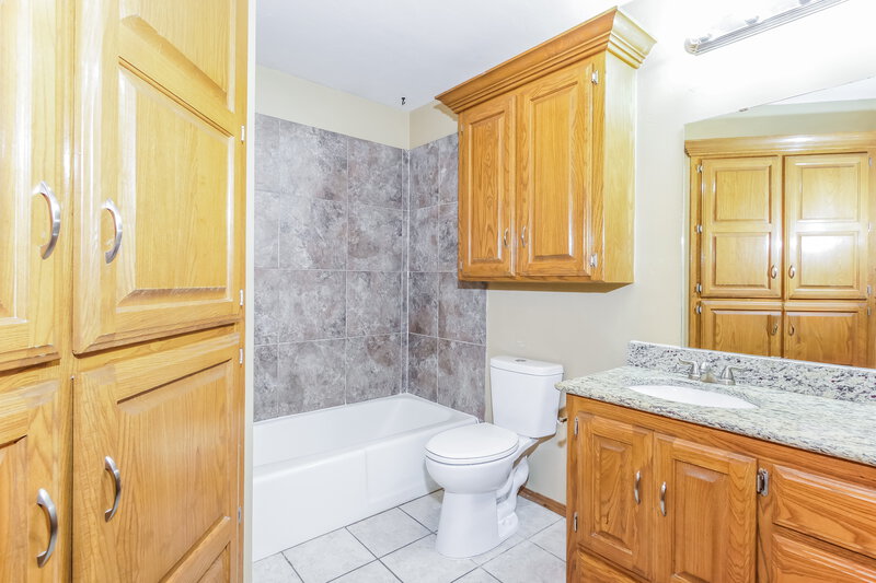 1,495/Mo, 1120 Shelly Rd Yukon, OK 73099 Bathroom View