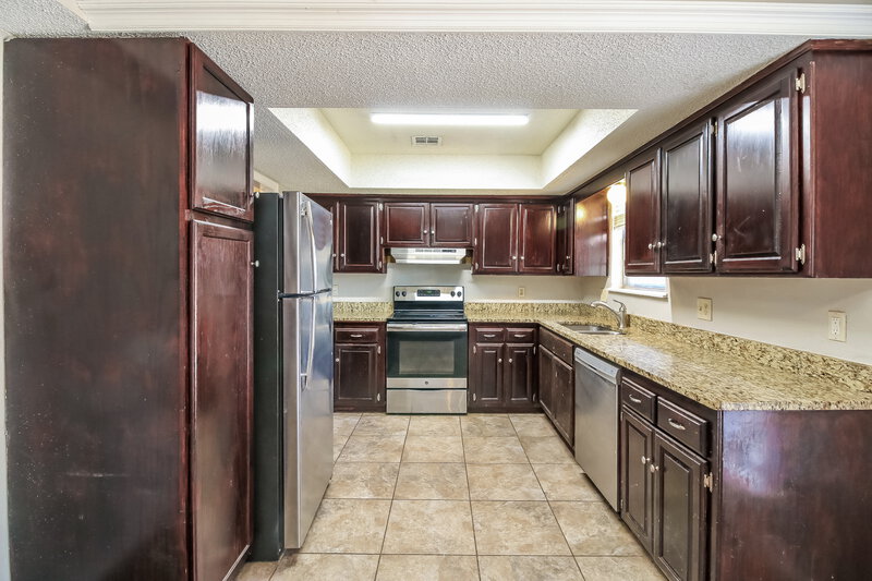1,880/Mo, 10327 Fairfax Ln Yukon, OK 73099 Kitchen View 2