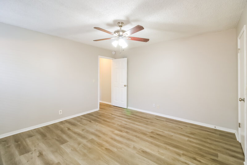 1,880/Mo, 10327 Fairfax Ln Yukon, OK 73099 Main Bedroom View 2