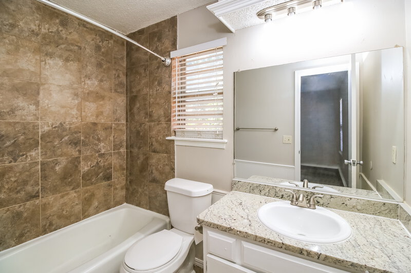 1,880/Mo, 10327 Fairfax Ln Yukon, OK 73099 Main Bathroom View