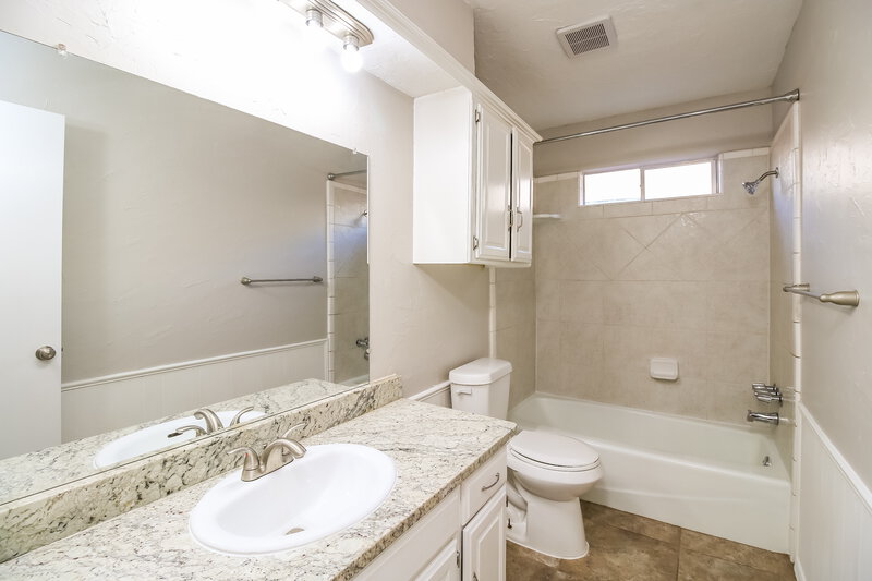 1,880/Mo, 10327 Fairfax Ln Yukon, OK 73099 Bathroom View