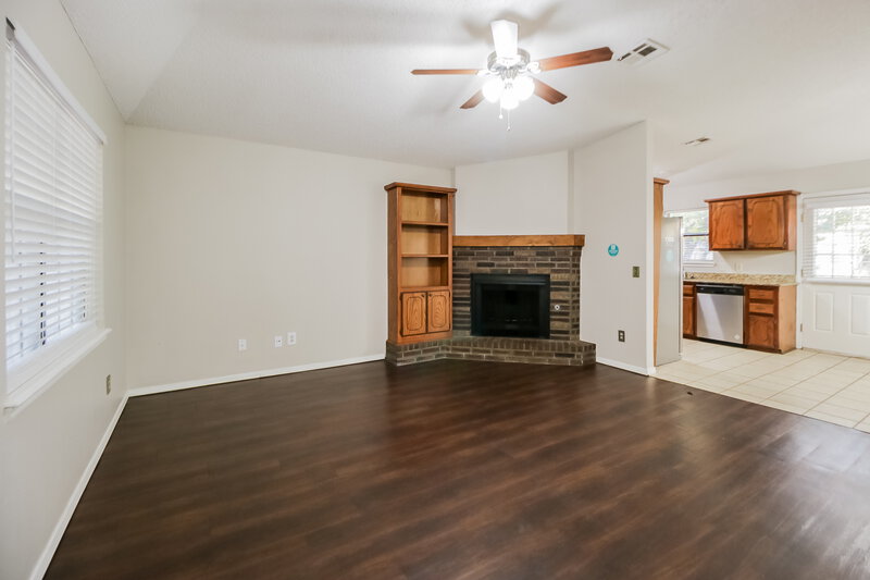 1,400/Mo, 12509 Ridgegate Rd Yukon, OK 73099 Living Room View 2