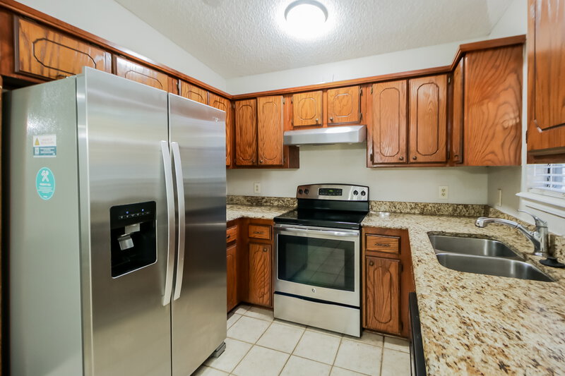 1,400/Mo, 12509 Ridgegate Rd Yukon, OK 73099 Kitchen View 2