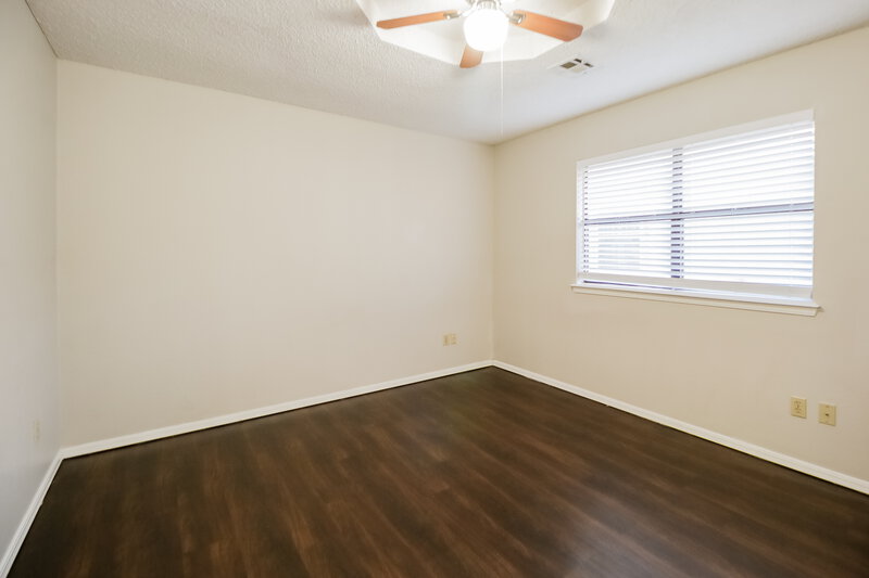 1,400/Mo, 12509 Ridgegate Rd Yukon, OK 73099 Main Bedroom View 2