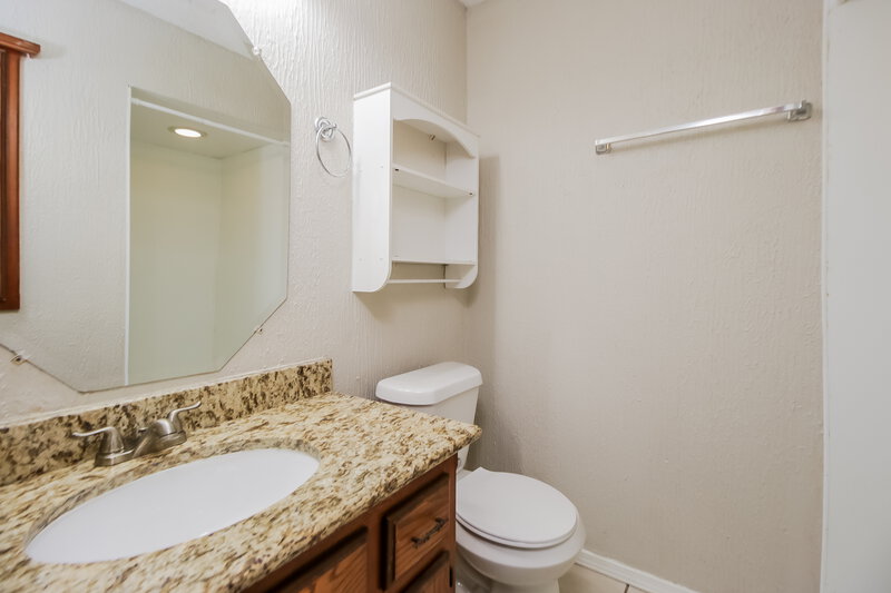 1,400/Mo, 12509 Ridgegate Rd Yukon, OK 73099 Main Bathroom View