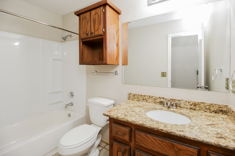 1,400/Mo, 12509 Ridgegate Rd Yukon, OK 73099 Bathroom View