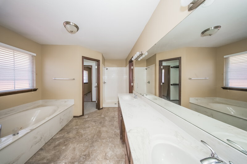 1,800/Mo, 11840 SW 3rd Terrace Yukon, OK 73099 Main Bathroom View